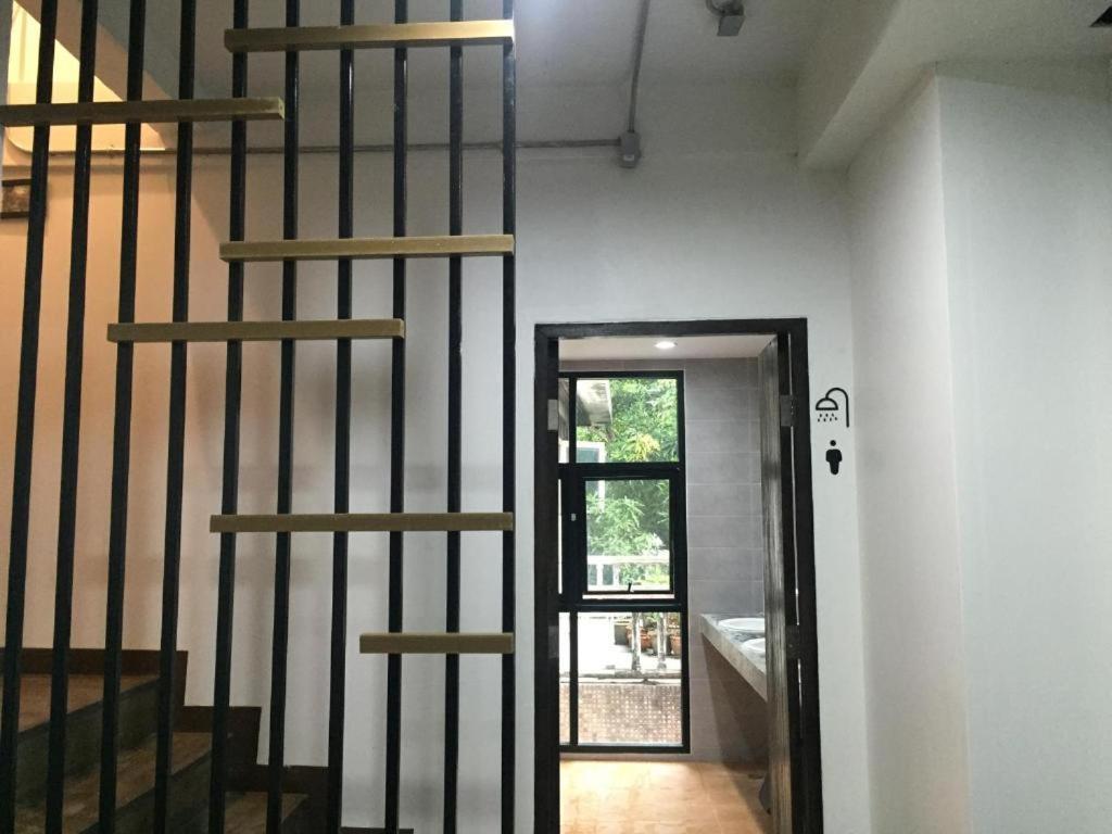 Feel Good Bangkok Hostel מראה חיצוני תמונה