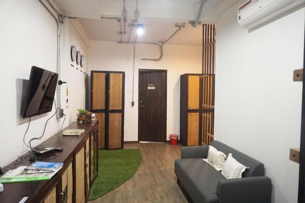 Feel Good Bangkok Hostel מראה חיצוני תמונה